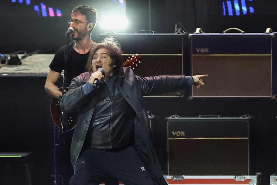Il presidente argentino si esibisce sul palco accompagnato dalla sua band. 