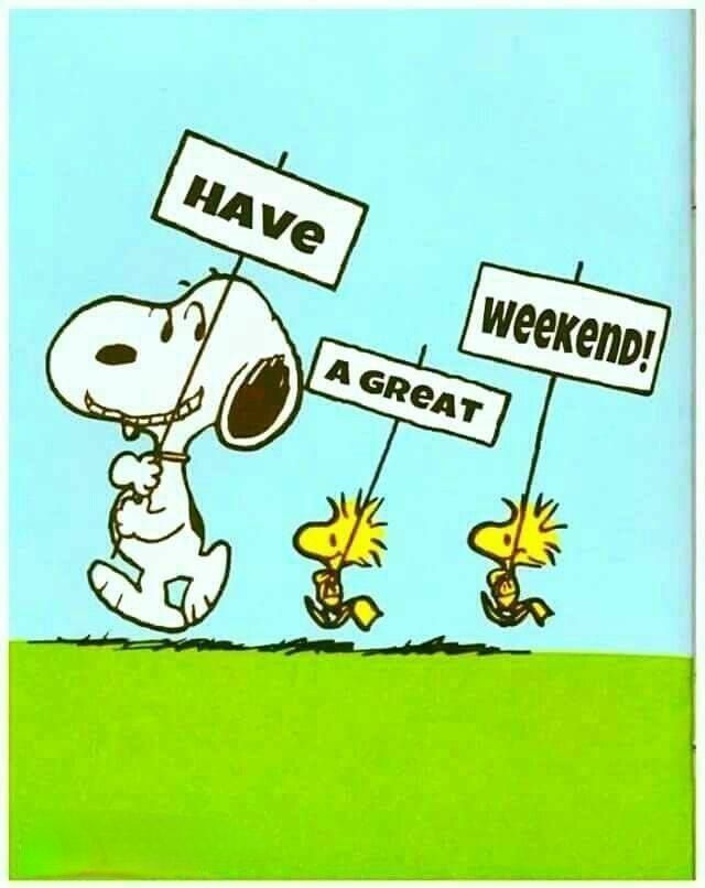 Das Bild zeigt Snoopy und zwei Woodstocks, die auf einer grünen Wiese vor einem hellblauen Hintergrund stehen. Snoopy hält ein Schild mit der Aufschrift "HAVE" und ein anderes mit der Aufschrift "A GREAT". Die beiden Woodstocks halten Schilder mit der Aufschrift "WEEKEND!". Sie scheinen fröhlich zu sein und wünschen dem Betrachter ein schönes Wochenende.