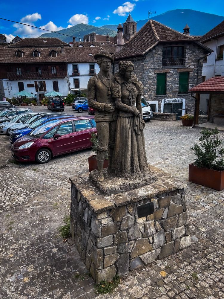 Escultura de hombre y mujer vestidos con el traje tradicional del Valle de Hecho (Huesca).