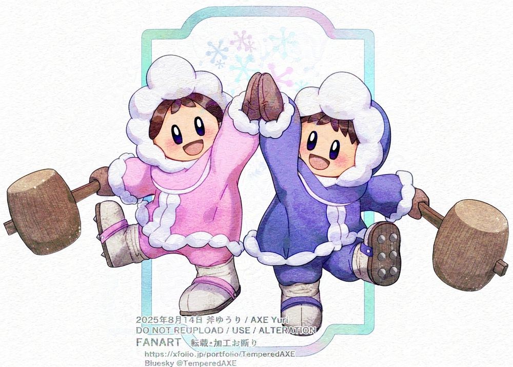 ピンクのパーカを着たナナと、青いパーカを着たポポが笑顔でジャンプしながらハイタッチしている。二人ともフードの縁に白いふわふわの毛皮がついた防寒服を着ており、それぞれ大きな木槌を手に持っている。背景には淡い雪の結晶模様と緑と水色の枠線が描かれている。 / Nana in a pink parka and Popo in a blue parka are smiling and jumping while high-fiving each other. Both wear winter outfits with fluffy white fur trim on their hoods and hold large wooden mallets. The background features faint snowflake patterns and a green-and-light-blue border.
