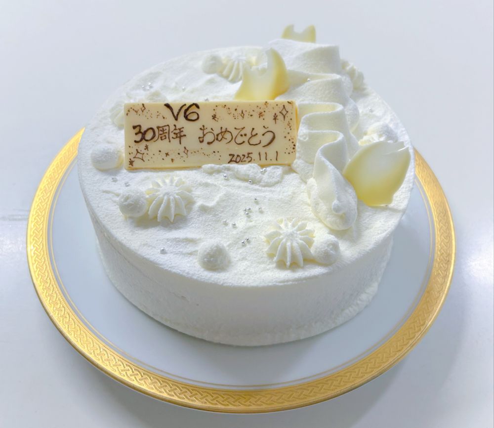 ラストコンサートのときの真っ白な衣装が大好きでそれをイメージしたデザイン。
中は自家製の柚子ジャムと自家製ニューサマーオレンジジャムとホワイトチョコのクリームをサンドしました( ᐛ )