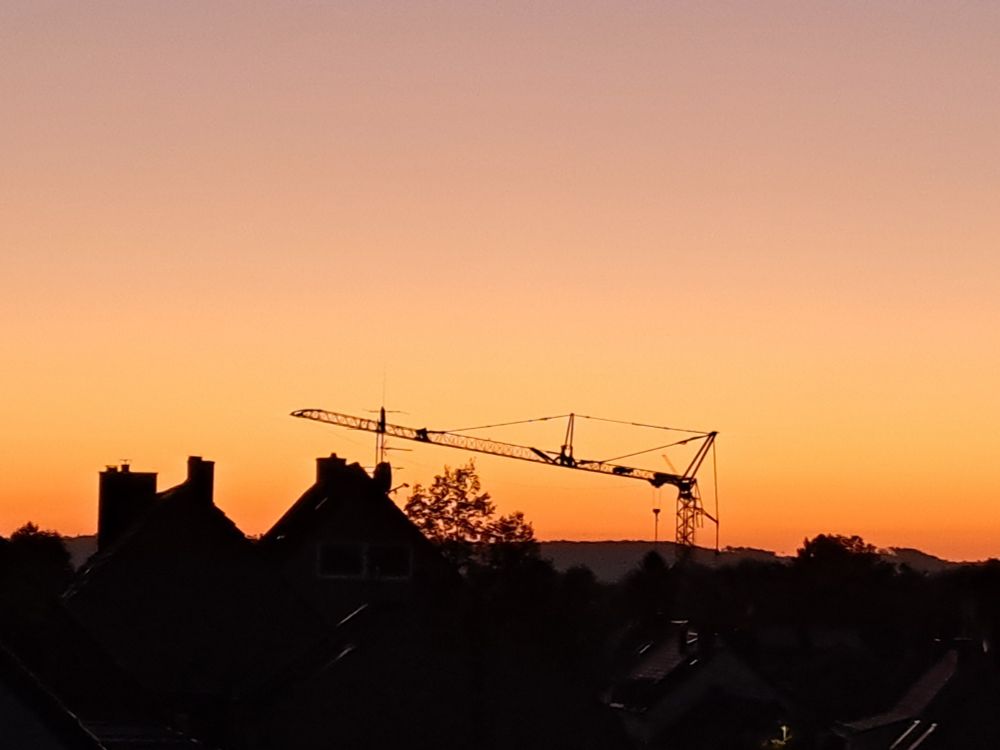 Baukrahn vor Sonnenaufgang