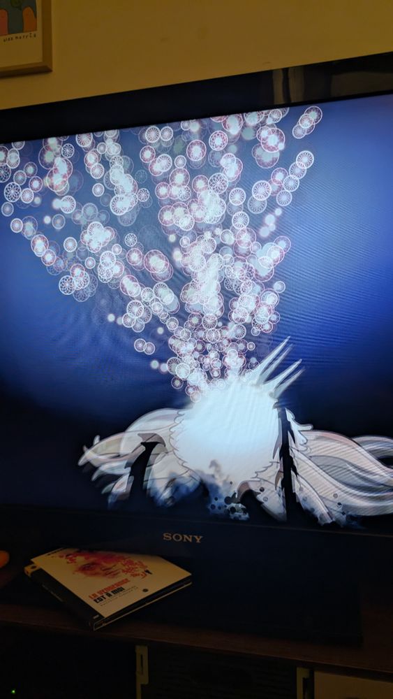 Le boss de fin Radiance du jeu Hollow Knight en train de mourir (enfin)