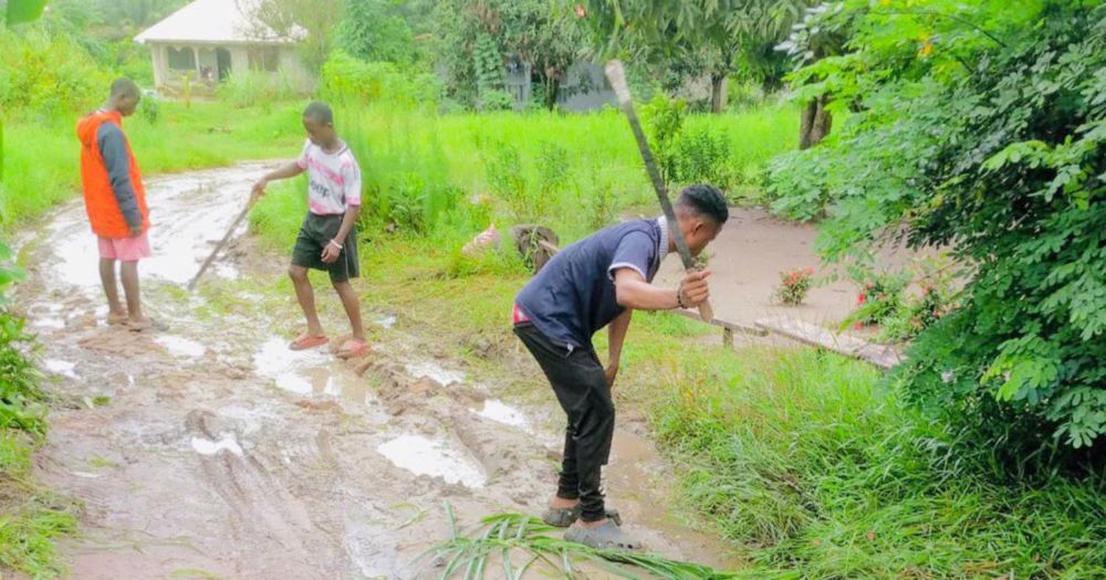 Liberia youth serve community through road clean-up