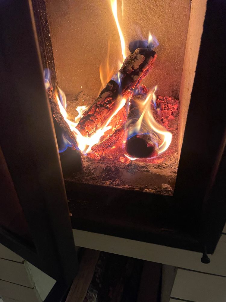 Ved som brenner og varmer. 