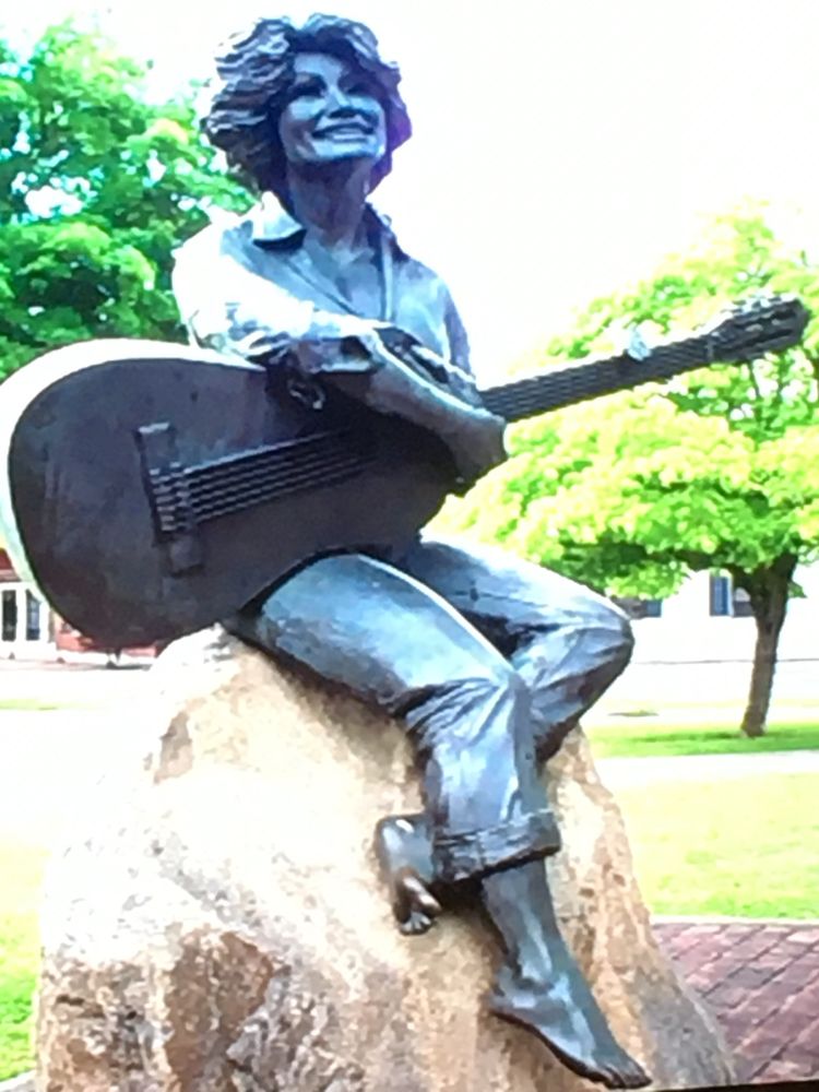 statue of Dolly Parton taken outside the courthouse in Pigeon Forge