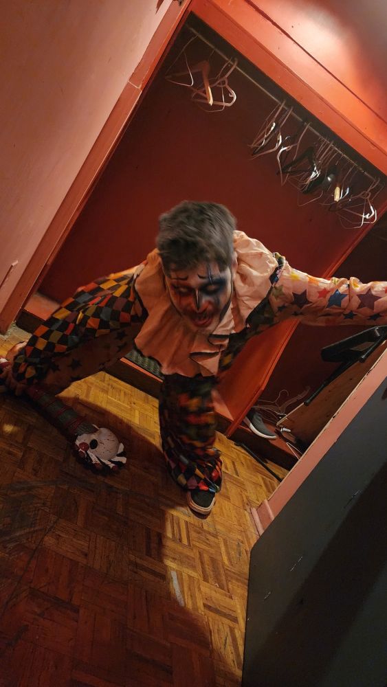Dynamic pose #2 spooky sexy clown