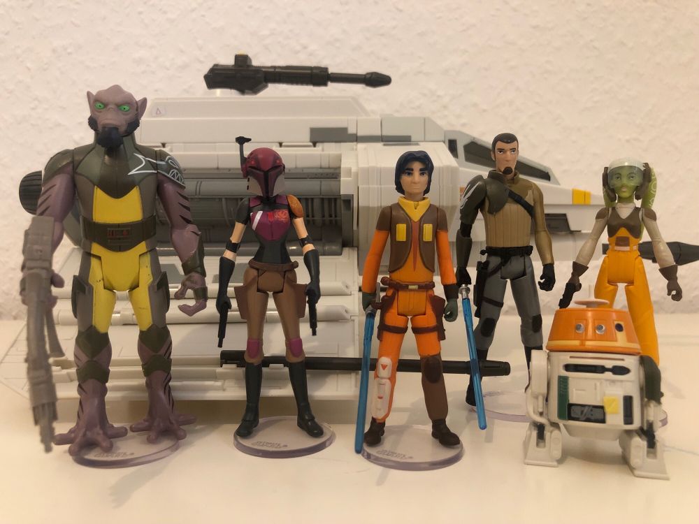 Ungefähr 10cm große Actionfiguren der  Hauptcharaktere aus Star Wars Rebels, im Hintergrund das Raumschiff Phantom.