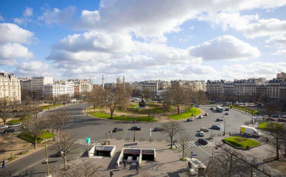 place de la nation surrounded with huge traffic lanes