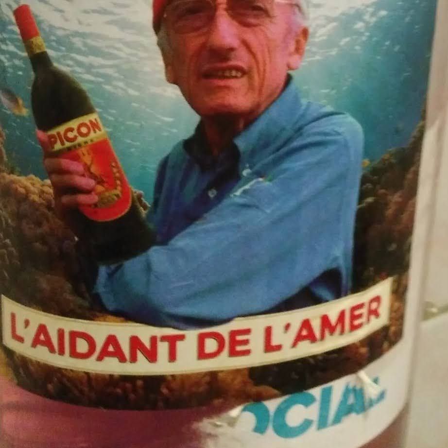 Le commandant Cousteau tenant une bouteille de Picon sous-titré "l'aidant de l'amer" 