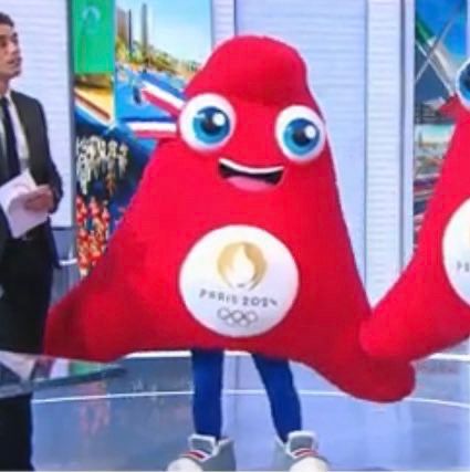 Une phryge rouge et grosse sourit 