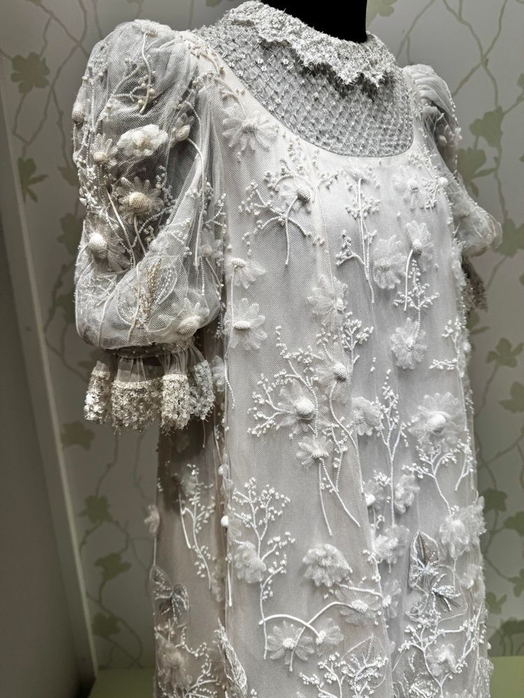 六本木ヒルズ　シャネル展
白いネグリジェみたいな刺繍すごい服