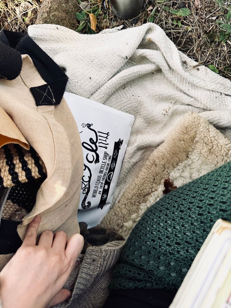 荷物と人間の隙間に挟まって眠るギリシャリクガメのお尻