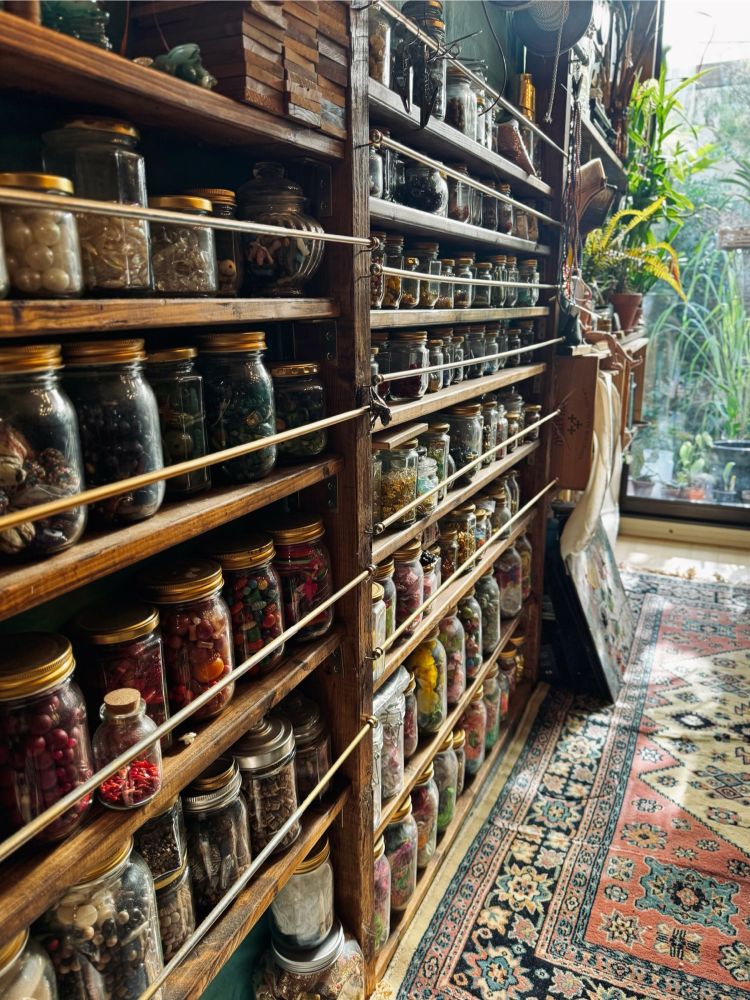 ビーズの瓶が並んでいる棚