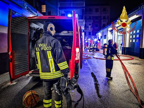 Incendio a Torino Filadelfia: a fuoco un'autorimessa, lunghe operazioni di spegnimento

Le cause sono state accidentali

Fonte: TorinoToday