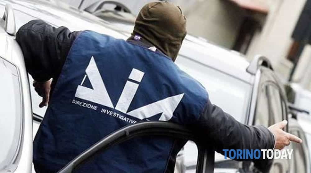 ‘Ndrangheta, le nuove rivelazioni dei pentiti a Torino: “Mai avuto problemi a sparare”

Vincenzo Pasquino e Vittorio Raso parlano durante un processo per traffico di droga

Fonte: TorinoToday