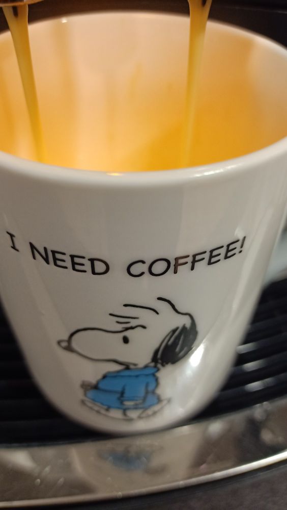 Tasse mit grimmigem Snoopy im Bademantel und der Aufschrift I need Coffee