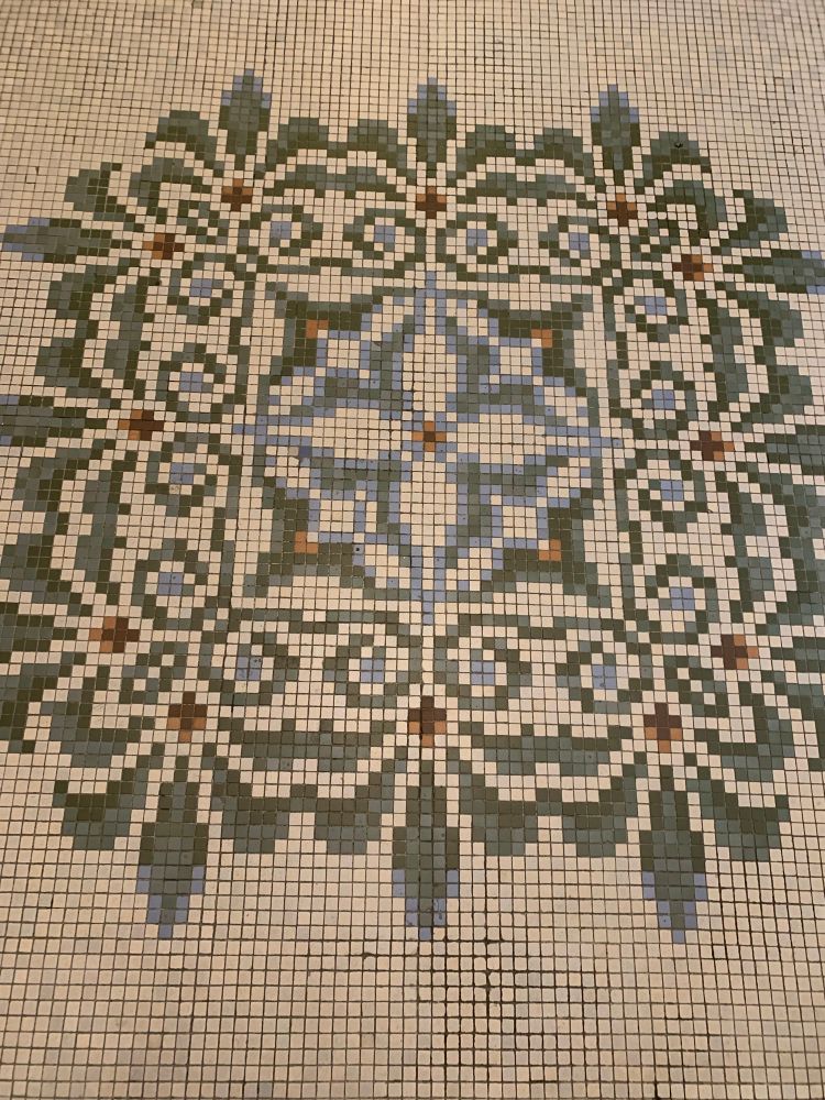 床のタイルの模様。
刺繍のようです