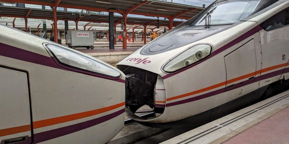 Dos ramas de automotor S-114 acopladas en la estación de Chamartín. Se aprecia el acoplamiento automático Scharfenberg.