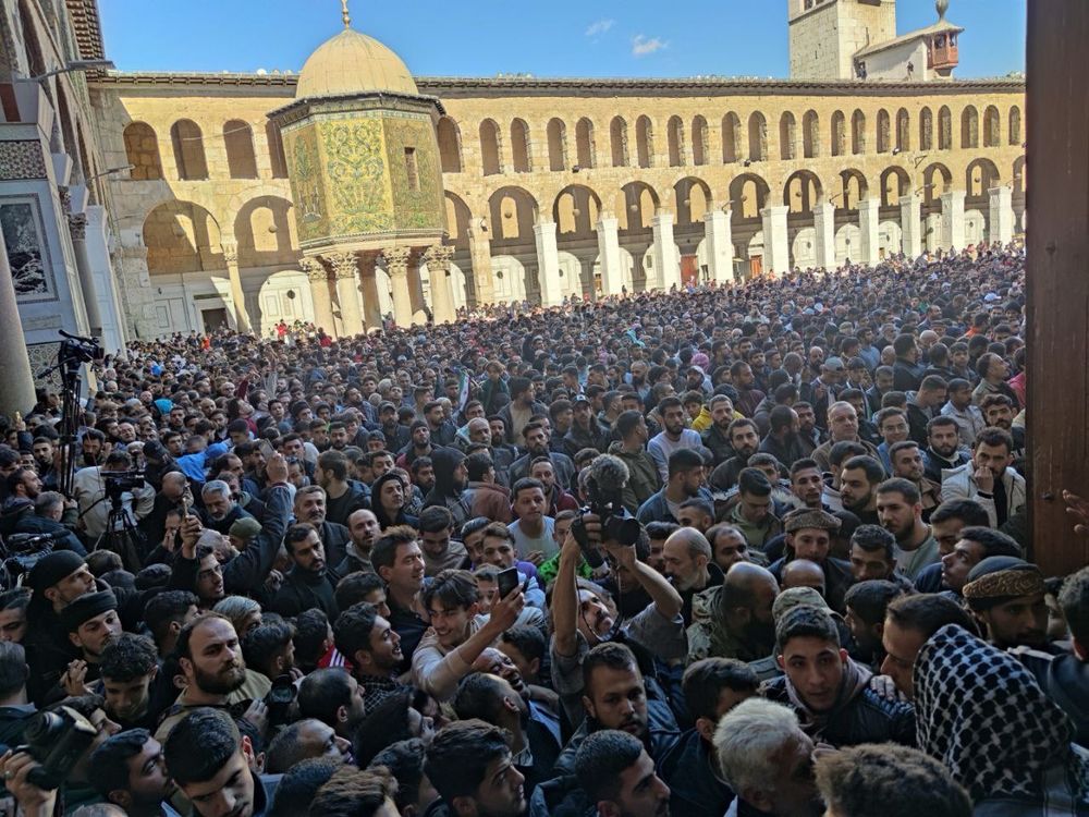 A sea of faces at Umayyad Mosque in Damascus. Photo posted by Qasem on X