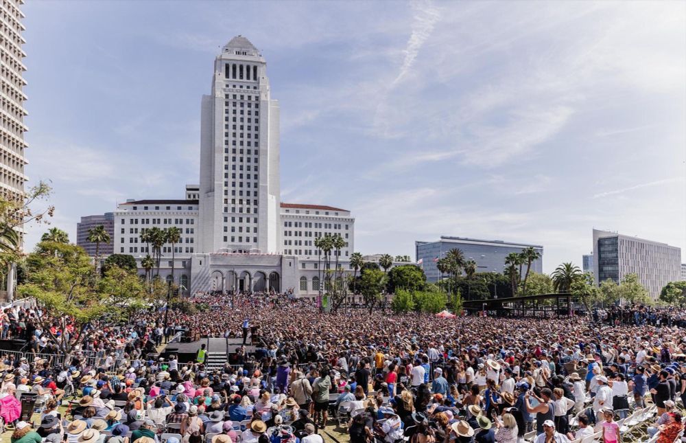 Enormous crowd of 1000s seen at the rally