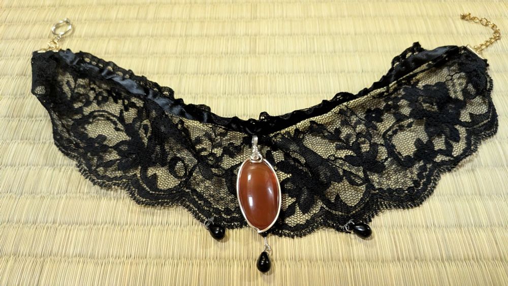 まいたけダンスで有名なVTuber・儒烏風亭らでんちゃんのチョーカー……イメージして作ったヤツ
真ん中の石は瑪瑙