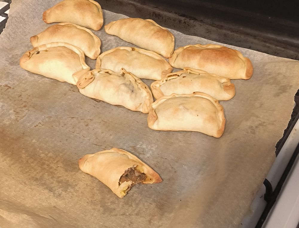 Una bandeja con varias empanadas. 9,5.