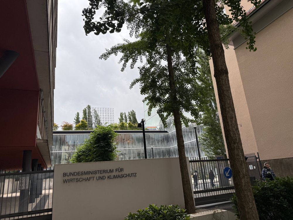 Pride Flagge auf dem Gebäude des Bundesministerium für Wirtschaft und Klimaschutz 