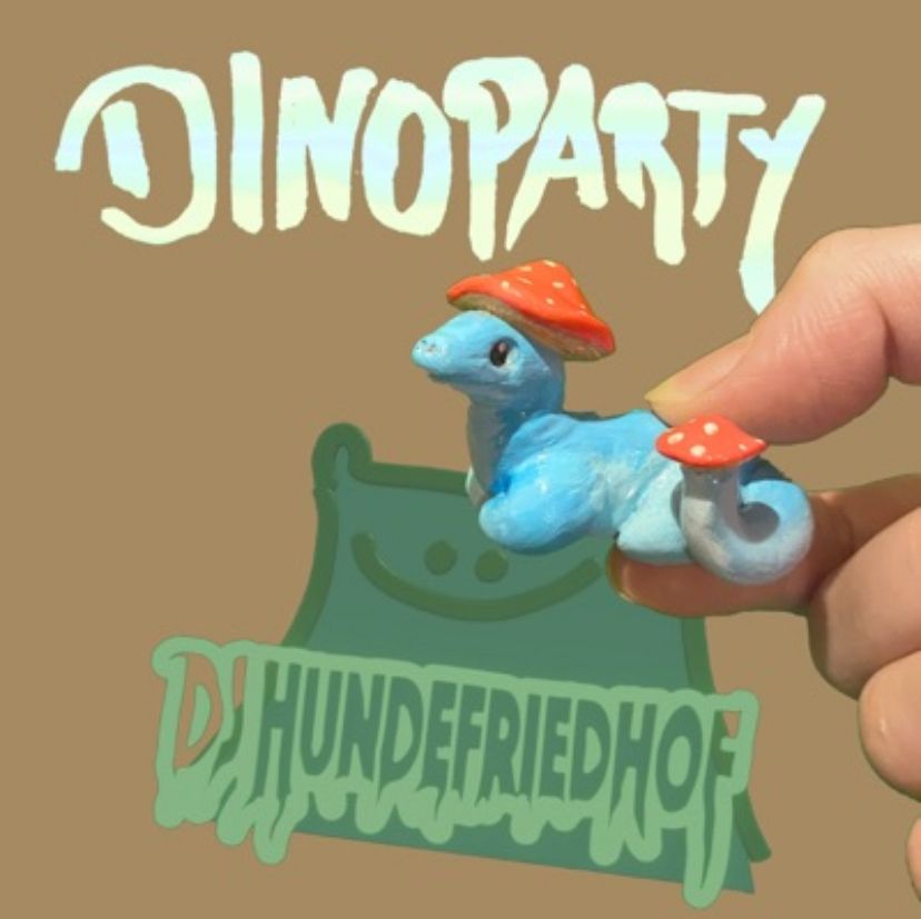 Plattencover von Dinoparty von DJ Hundefriedhof. Ein Hand am rechten Rand hält eine Dinofigur, die eine Fliegenpilzmütze trägt.