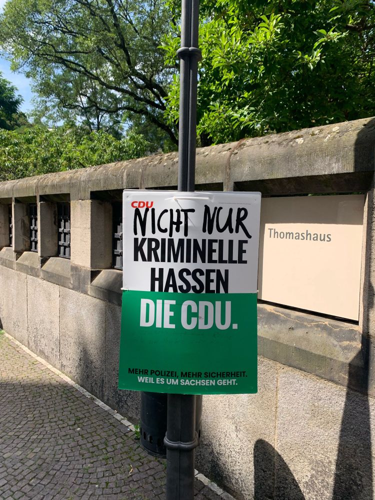 Ein Wahlplakat mit dem Slogan
„Nicht nur Kriminelle hassen die CDU“

Das Nicht nur wurde in passender Schrift per Hand drüber geschrieben, weil das Plakatdesign zu viel Whitespace leer ließ.