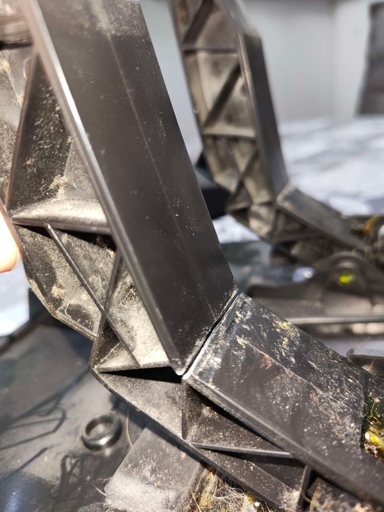 a picture showing the crack on my dissassembled thrustmaster pedal set
