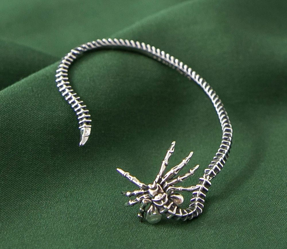 Facehugger ear cuff