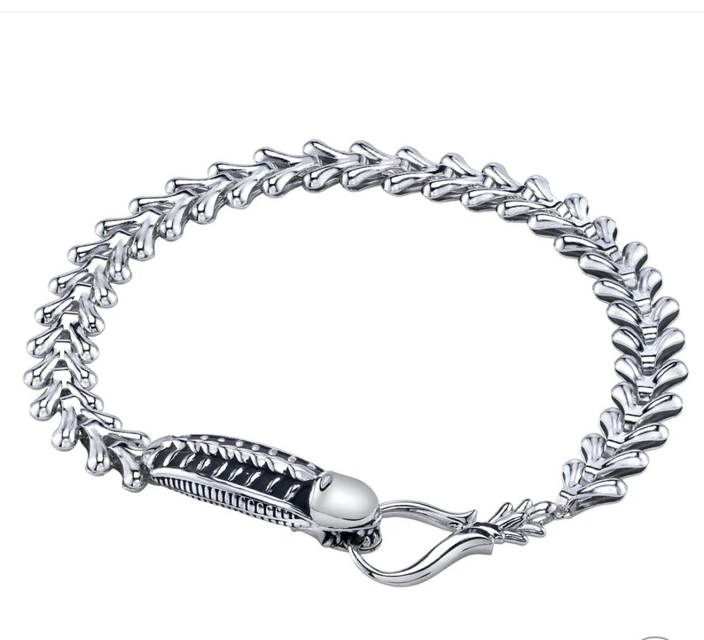 Silver bracelet with xenomorph jaw clasp