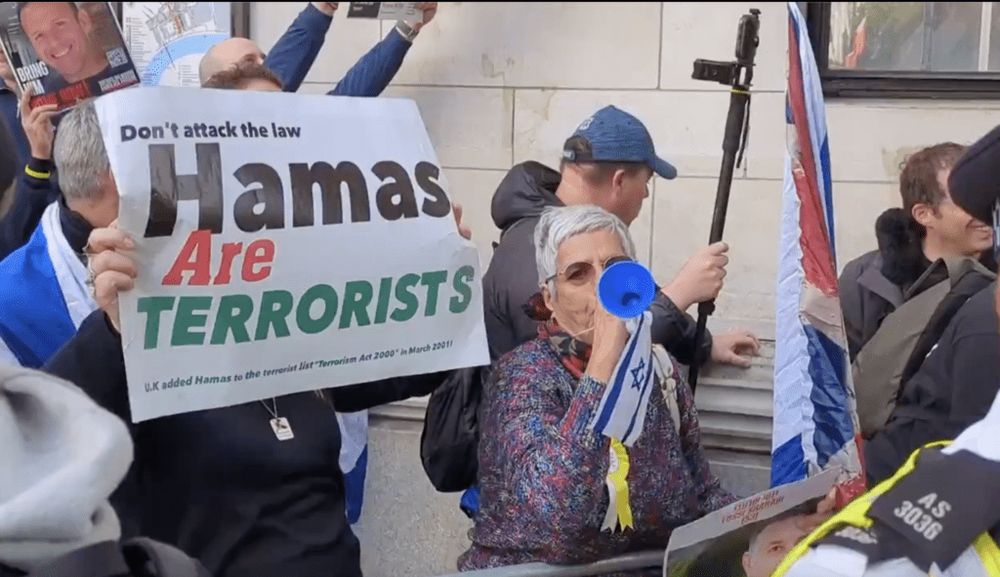 UK: Pro-Israel and pro-Palestinian protesters confront each other at ‘angry, noisy, chaotic’ demonstrations in London