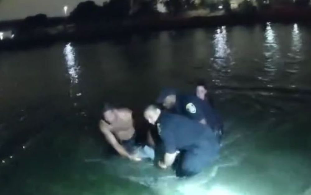 US-CA: Police officer jumps into water to rescue man in distress in Oakland waterway