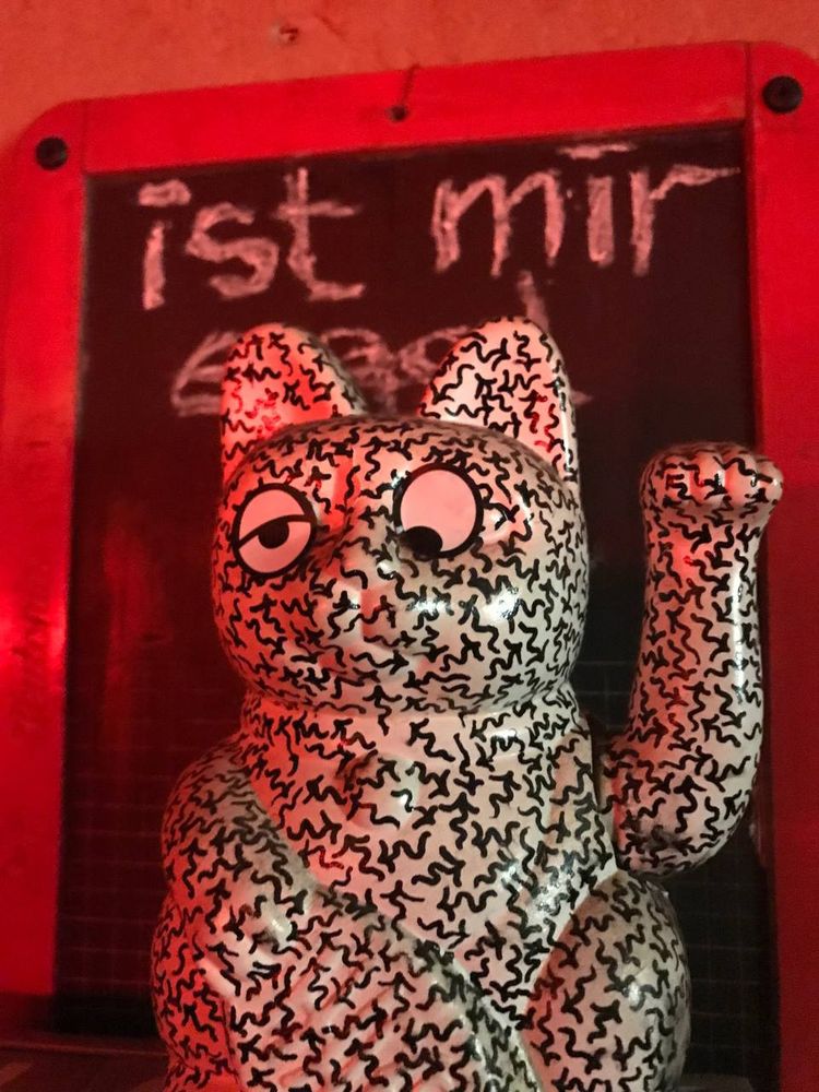 Foto einer chinesischen Glückskatzenfigur mit dem Schlafzimmerblick von @karachoheinz