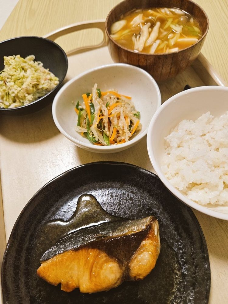 下の黒い皿にぶり照り。真ん中はもやしピーマン人参の和え物。左上はキャベツをすり胡麻やマヨネーズと和えたもの。
青空ごはん部