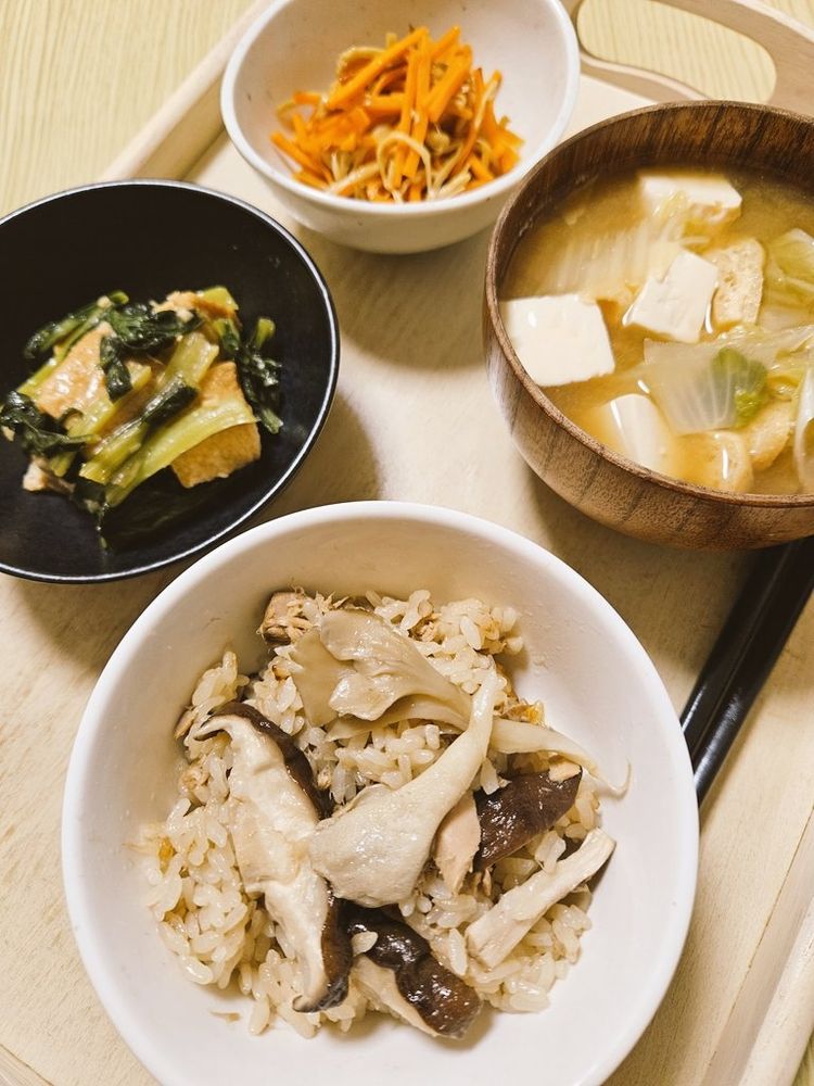 下の茶碗に炊き込みご飯。左上の黒い皿には厚揚げと小松菜のオイスター炒め。一番上の皿にはDELISH KITCHENの無限にんじんえのき。味噌汁は白菜と油揚げと豆腐です。
青空ごはん部
