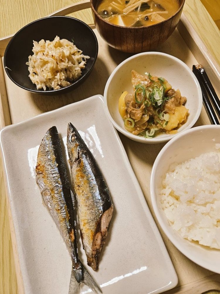 左下の長方形の皿にさんま。その上の黒い皿にはキャベツを鰹節やマヨネーズで和えたもの。右の上から二番目の皿にはツナじゃがの残り。右上の味噌汁は、わかめ豆腐えのきしめじ。
青空ごはん部