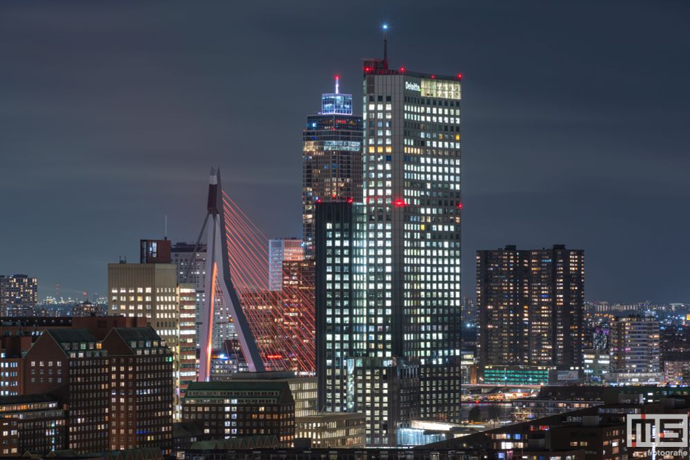 De Erasmusbrug in Rotterdam kleurde vanavond oranje voor de Internationale dag tegen geweld tegen vrouwen en meisjes