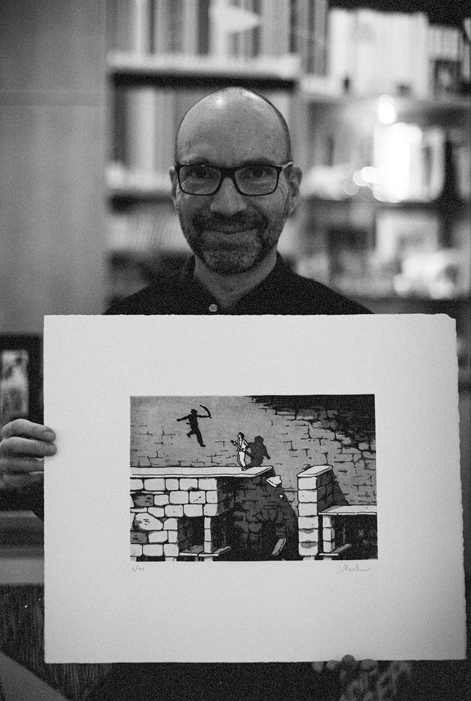 Jordan Mechner présente une épreuve de sa gravure à l'eau forte. Intitulée Shadow, elle représente un moment clef de Prince of Persia.
 
Minolta MD 50mm f1.2
Kodak Tri-X 400 poussée à 1600