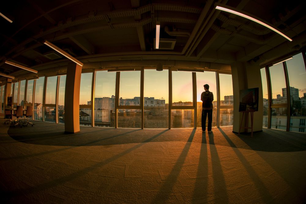 Le compositeur et réalisateur Emeric Levardon dans une salle vide, face à un coucher de soleil. 
Minolta MC16mm.