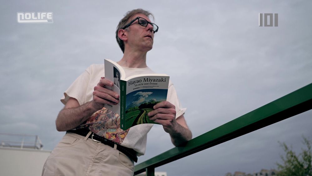 Les réalisateur Jérémie Périn lit avec intérêt le recueil d'entretien de MIYAZAKI Hayao traduit  par Ilan Nguyên. (Extrait de l'émission 101% du 30 mai 2025).