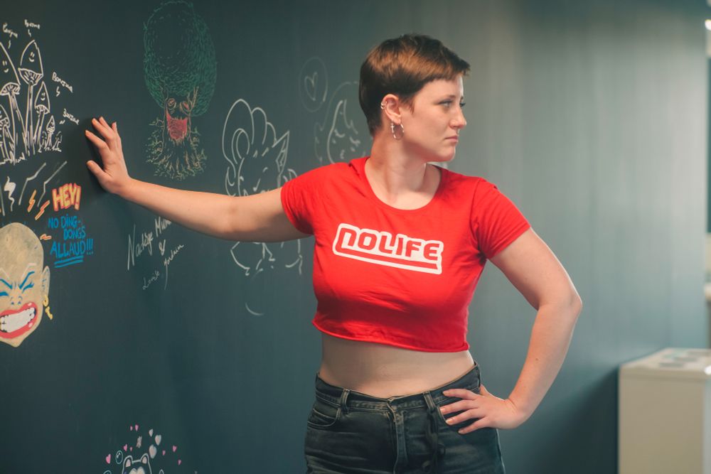 La réalisatrice et animatrice Erika Grace Strada au Studio Bobbypills, avec un T-Shirt Nolife rouge (fait maison).