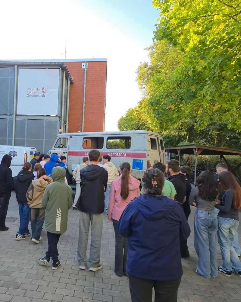 Barwinka mit Schüler*innen und Lehrer*innen an der Alexander-Coppel-Gesamtschule in Solingen.
