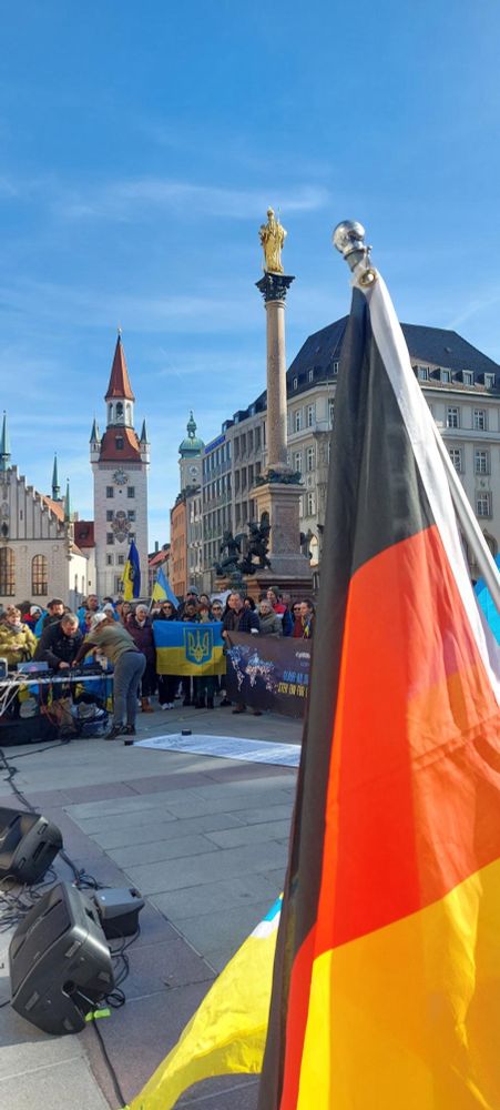 Spontan-Kundgebung zur Unterstützung der Ukraine. „Europa steht zusammen – für Frieden und Freiheit“. 2. März 2025 in München, Marienplatz.