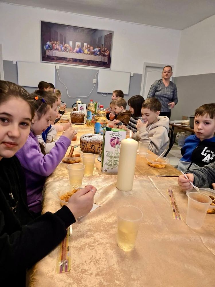 Kinder beim Weihnachtsessen in Kherson.