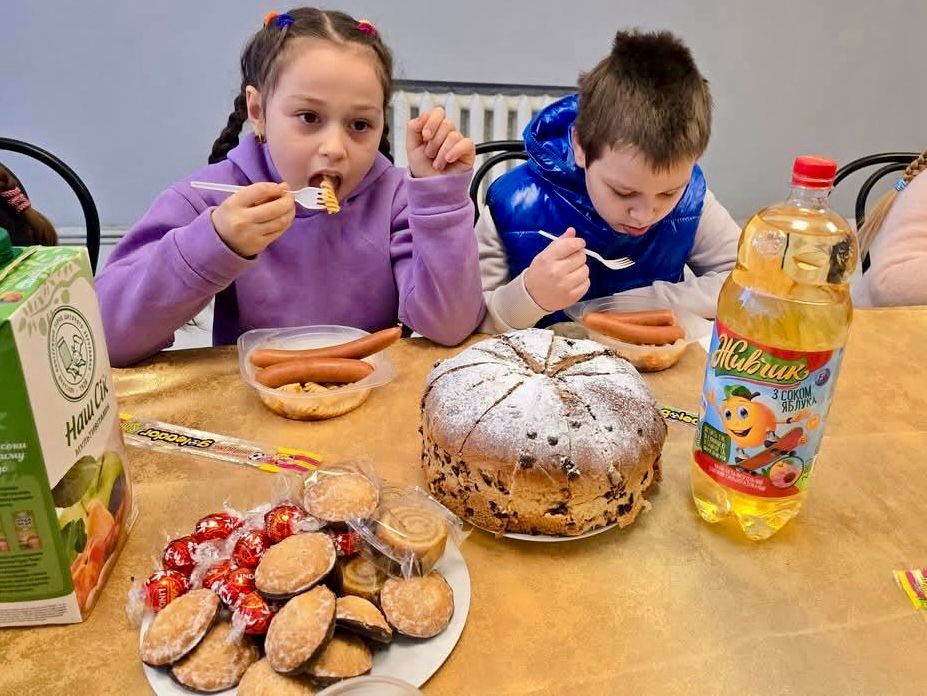 Kinder beim Weihnachtsessen in Kherson.