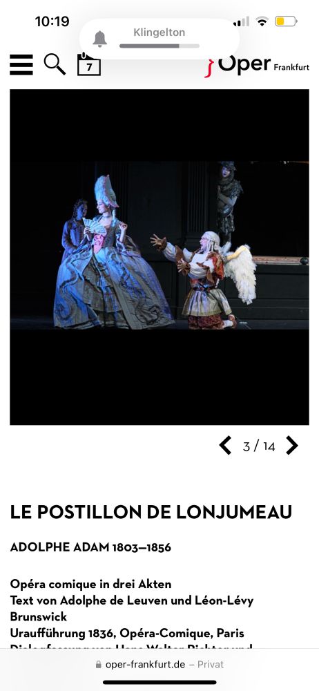 Auf der tiefschwarzen Bühne sieht man die beiden perfekt ausgeleuchteten Protagonisten in aufwendigen Kostümen. Die Haltung ist typisch für Verwirrspiel: 
Er kniet vor ihr und fleht sie an. Die dreht ihm den Rücken zu und lässt ihn zappeln.
