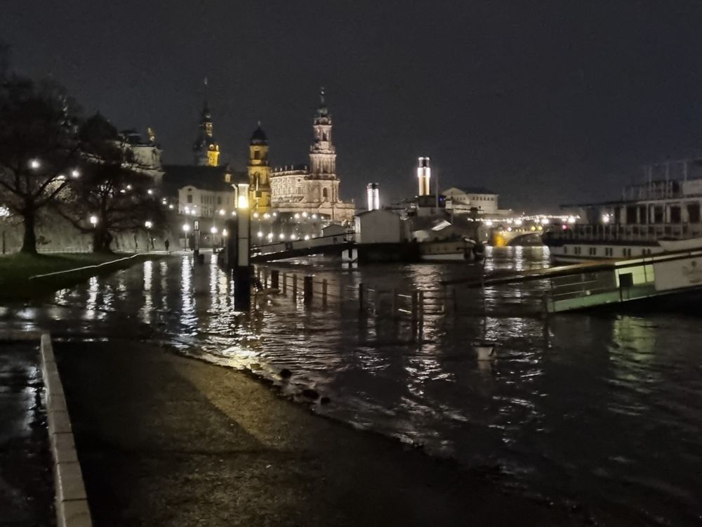 Terrassenufer in Dresden mit historischer Altstadt und übers Ufer getretenen Elbe